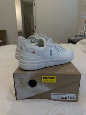 On Running The Roger Advantage Men’s White Sneakers
